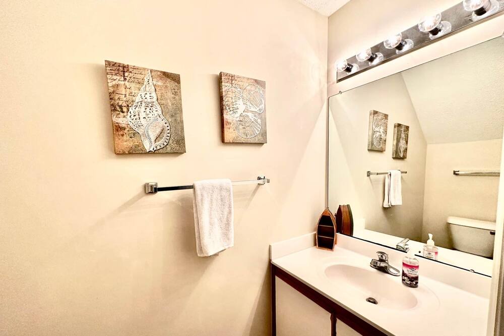 Photo of Bathroom in Peletier