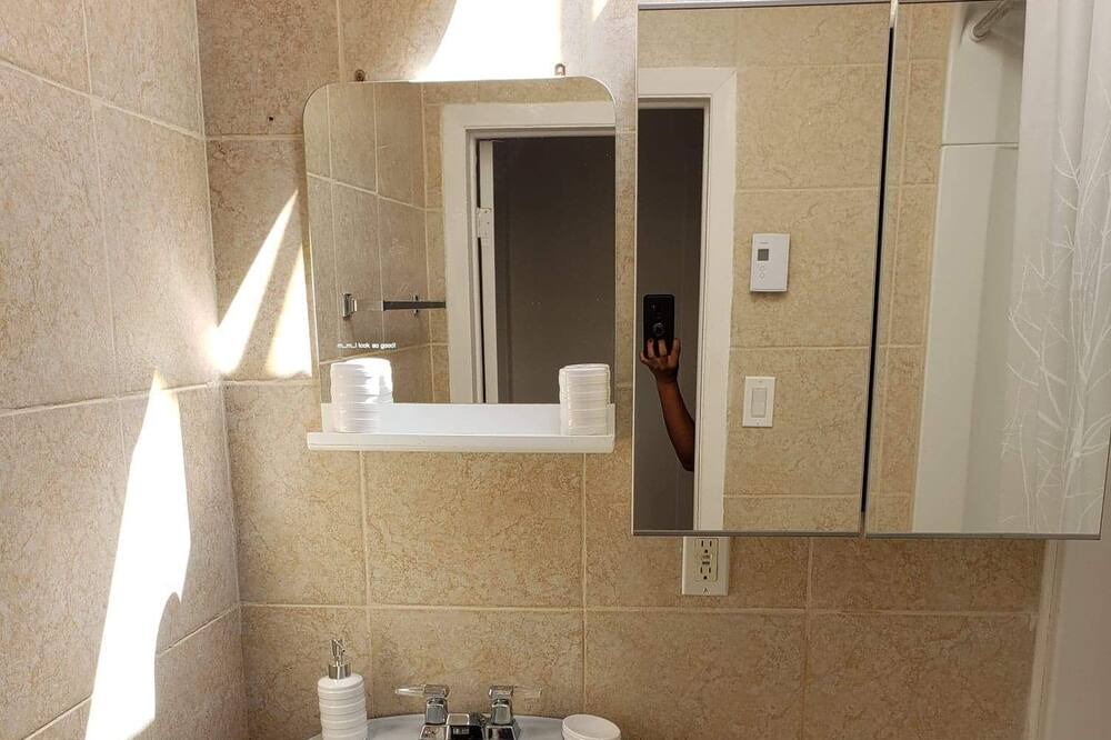 Photo of Bathroom in Saint-Leonard