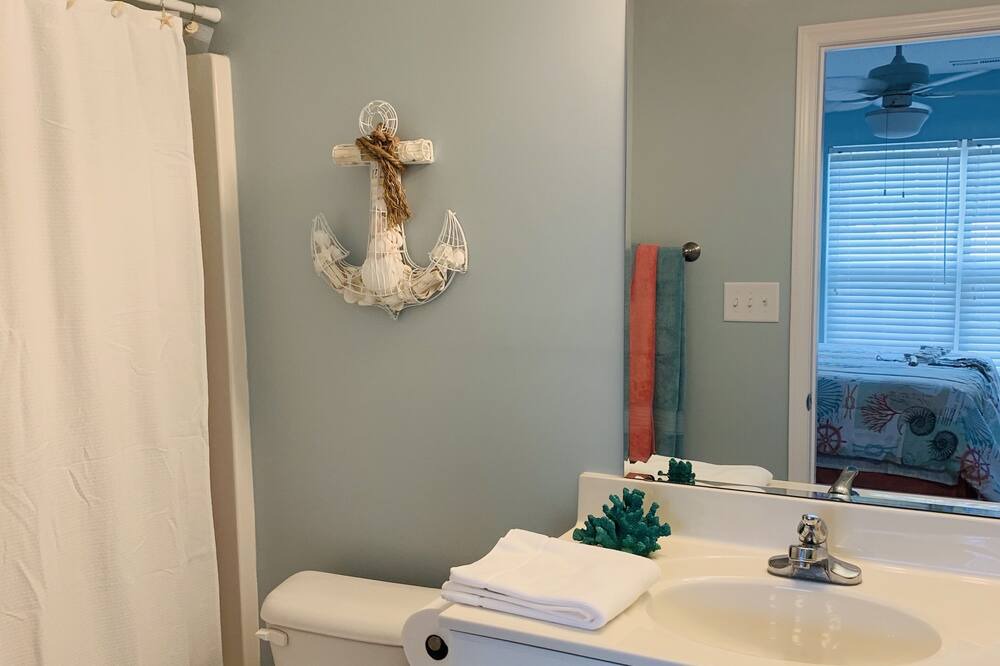 Photo of Bathroom in Peletier