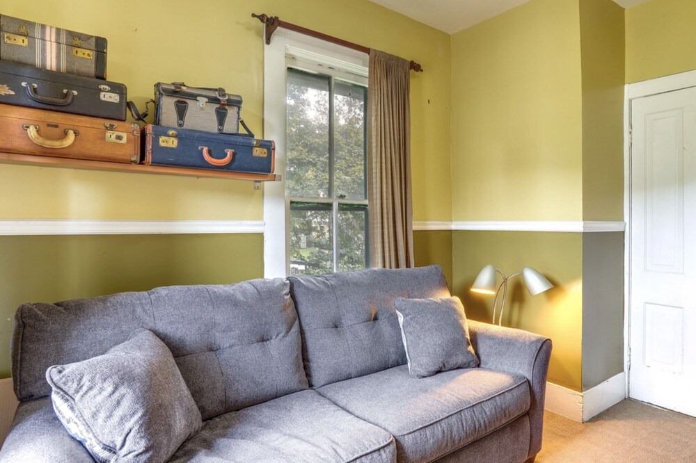 Photo of Livingroom in St. Elmo Improvement League