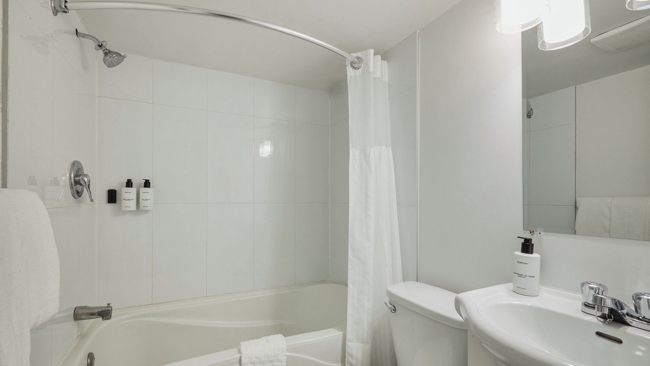 Photo of Bathroom in Saint-Leonard