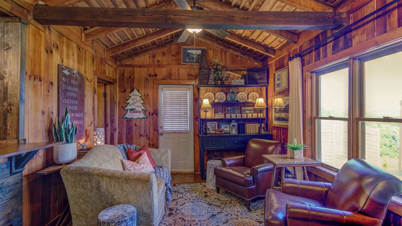 Photo of Livingroom in West Jefferson