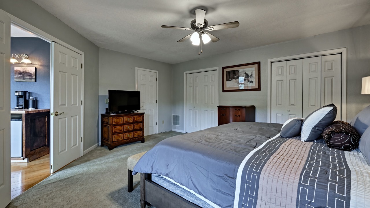 Photo of Bedroom in Glenville