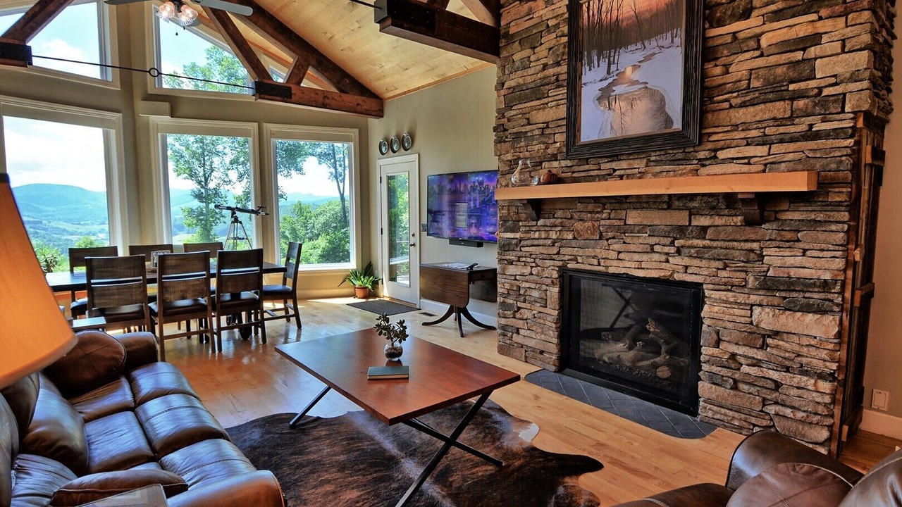 Photo of Livingroom in West Jefferson