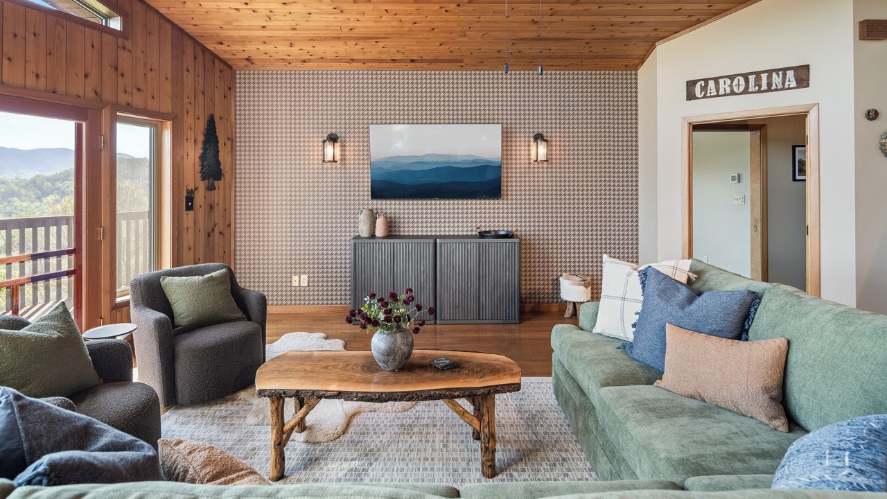 Photo of Livingroom in Sugar Grove