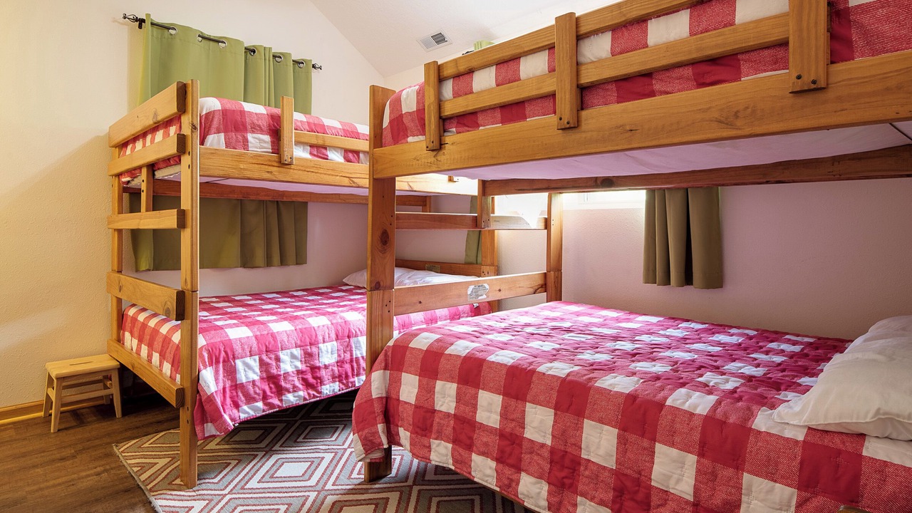 Photo of Bedroom in Flat Hollow Marina