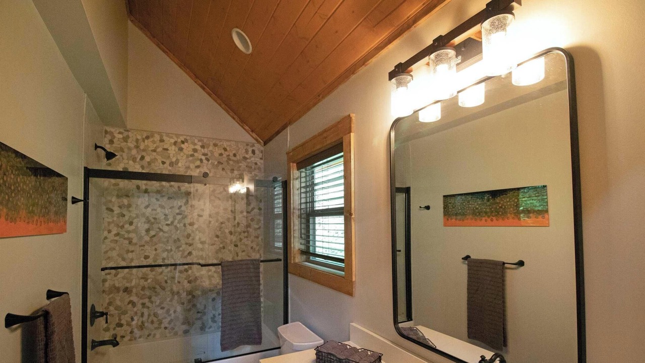 Photo of Bathroom in Roan Mountain