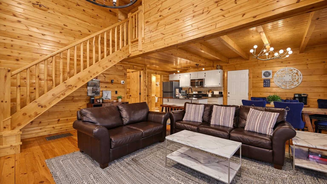 Photo of Livingroom in White Oak Lodge