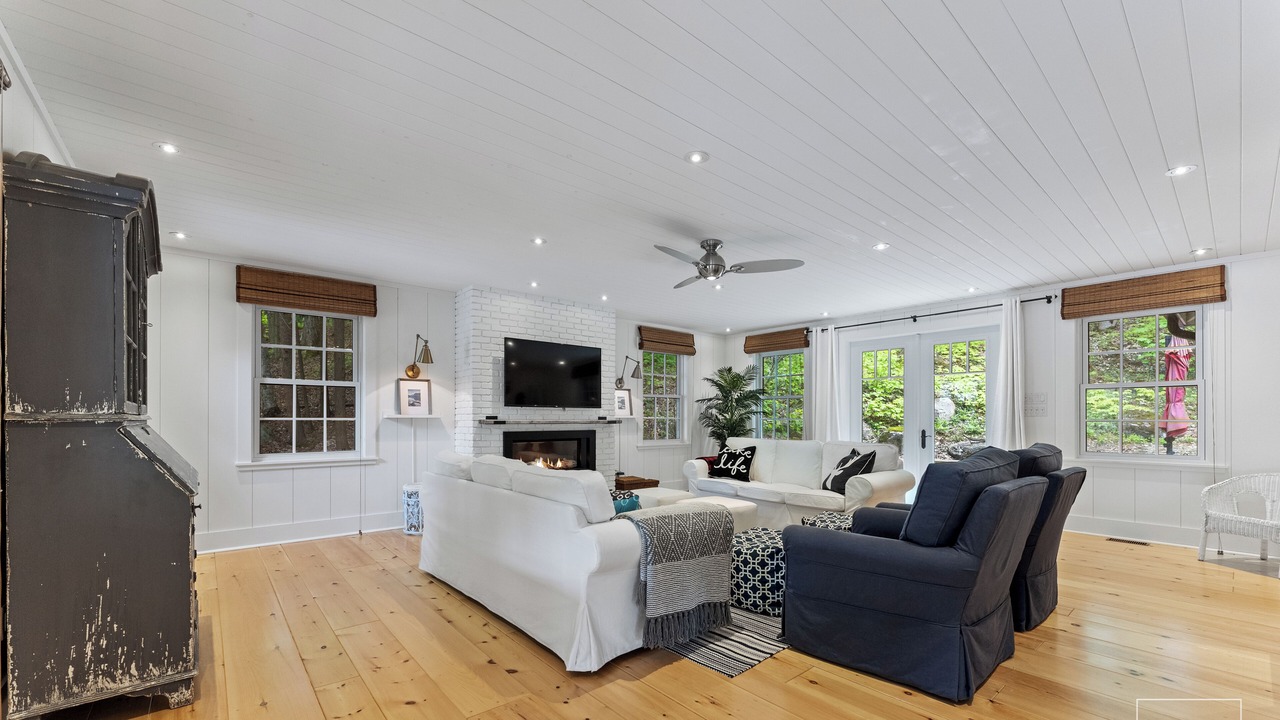 Photo of Livingroom in Muskoka Lakes