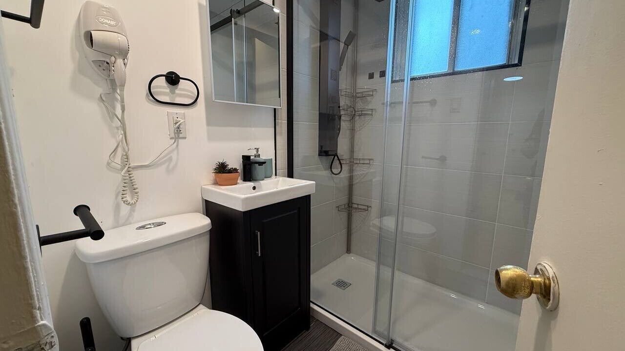 Photo of Bathroom in Cote-Des-Neiges—Notre-Dame-De-Grace