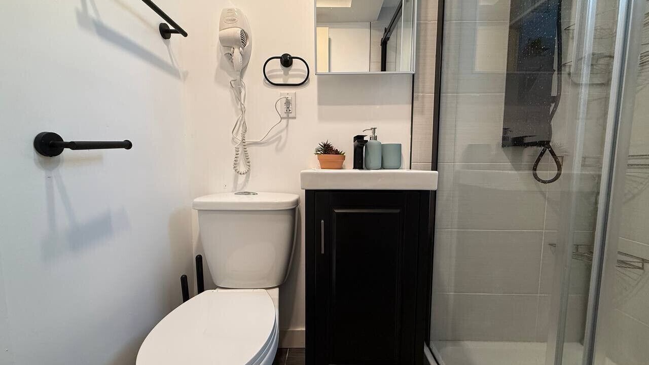 Photo of Bathroom in Cote-Des-Neiges—Notre-Dame-De-Grace