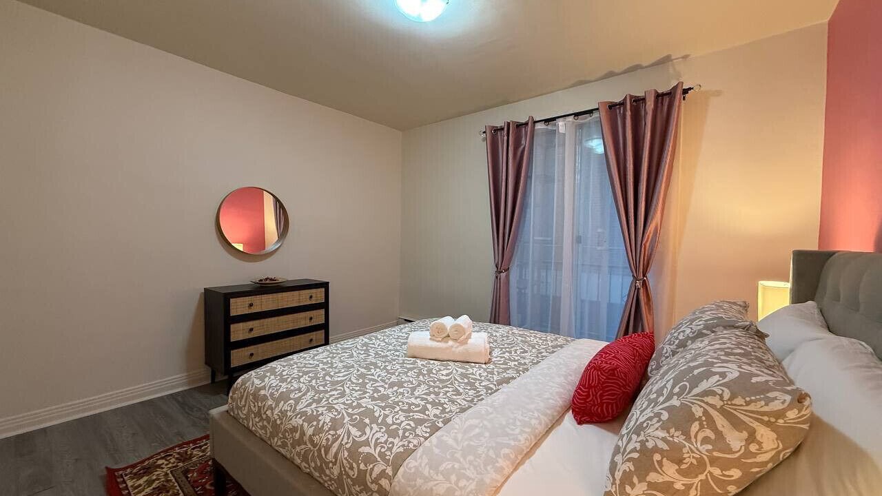 Photo of Bedroom in Cote-Des-Neiges—Notre-Dame-De-Grace
