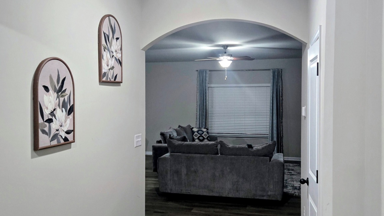 Photo of Livingroom in Davis Lake - Eastfield