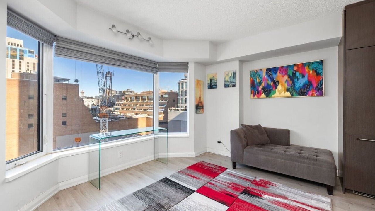 Photo of Livingroom in Bloor-Yorkville
