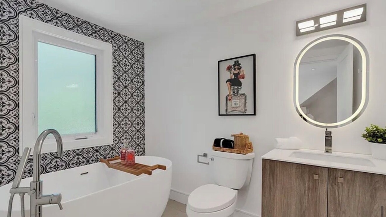 Photo of Bathroom in Maple Leaf
