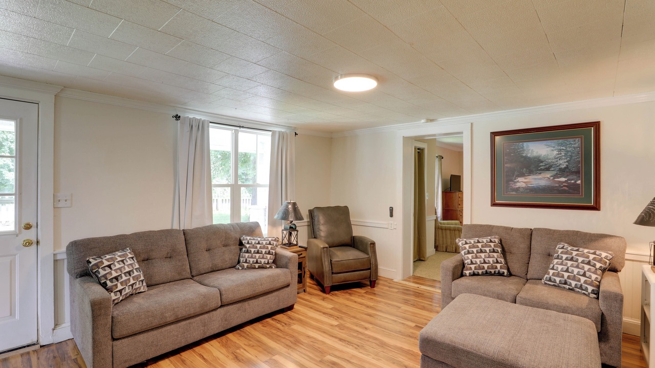 Photo of Livingroom in West Jefferson