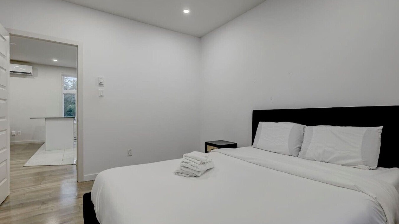 Photo of Bedroom in Cote-Des-Neiges—Notre-Dame-De-Grace