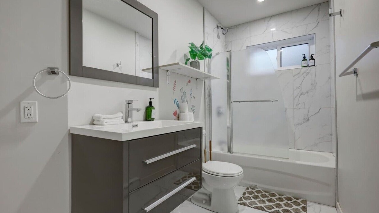 Photo of Bathroom in Cote-Des-Neiges—Notre-Dame-De-Grace