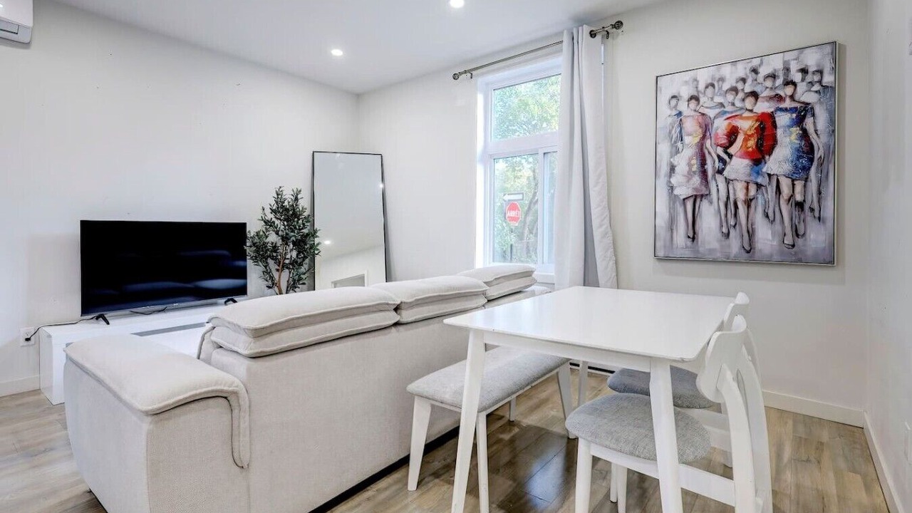 Photo of Livingroom in Cote-Des-Neiges—Notre-Dame-De-Grace