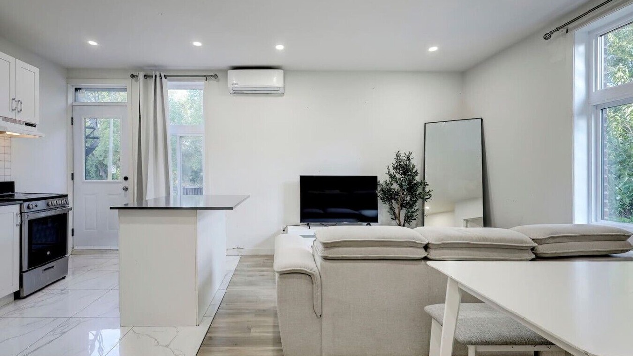 Photo of Livingroom in Cote-Des-Neiges—Notre-Dame-De-Grace