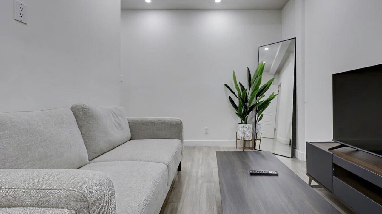 Photo of Livingroom in Cote-Des-Neiges—Notre-Dame-De-Grace