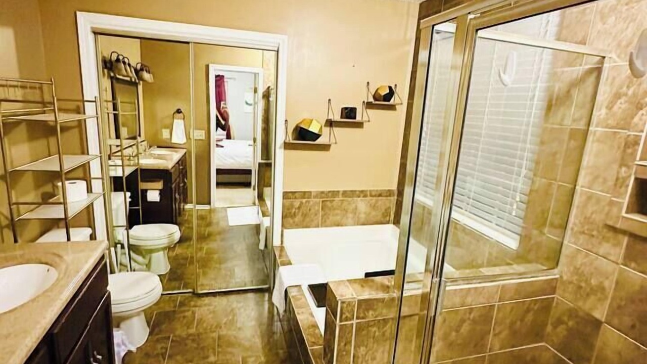 Photo of Bathroom in Huntcliff
