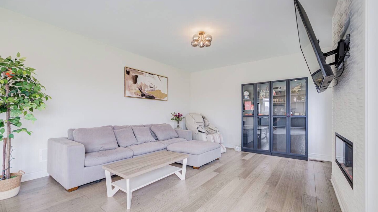 Photo of Livingroom in East Gwillimbury