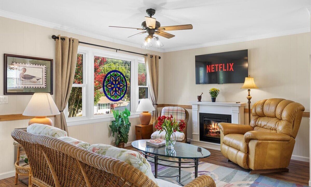 Photo of Livingroom in Tri-Cities