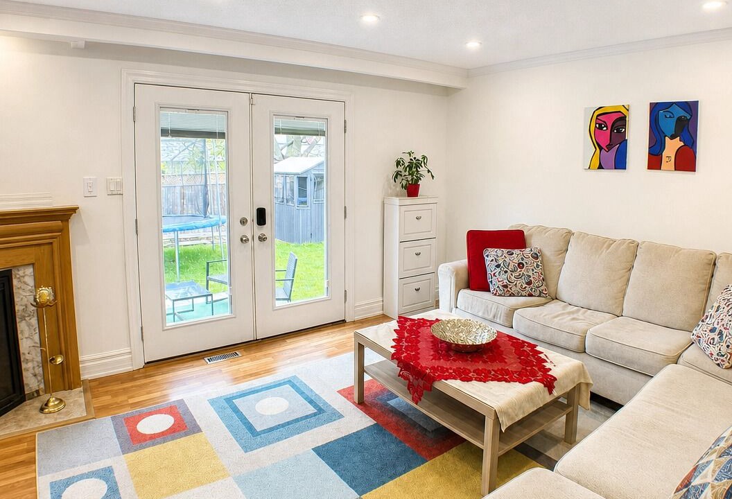Photo of Livingroom in Bayview Woods - Steeles