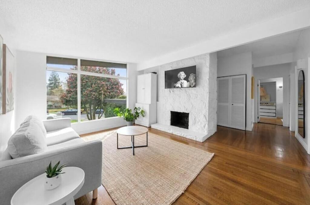 Photo of Livingroom in Central Lonsdale