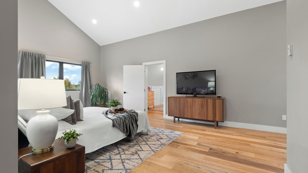 Photo of Bedroom in Mono
