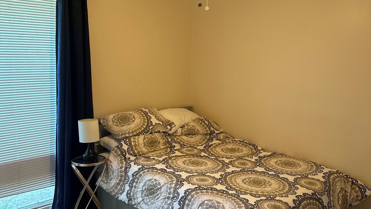 Photo of Bedroom in Colonel Elias Earle Historic District