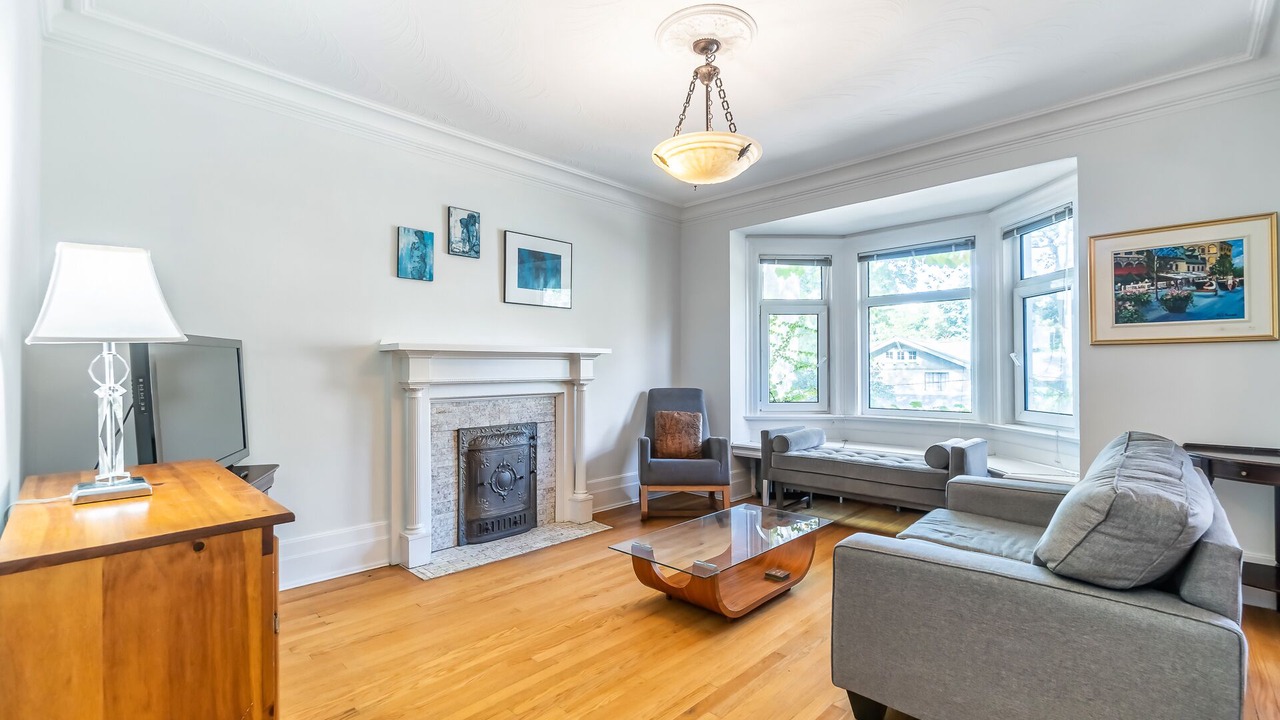 Photo of Livingroom in High Park-Swansea