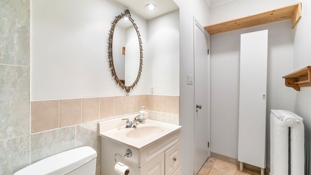Photo of Bathroom in High Park-Swansea