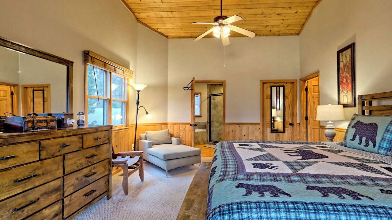 Photo of Bedroom in Hiawassee