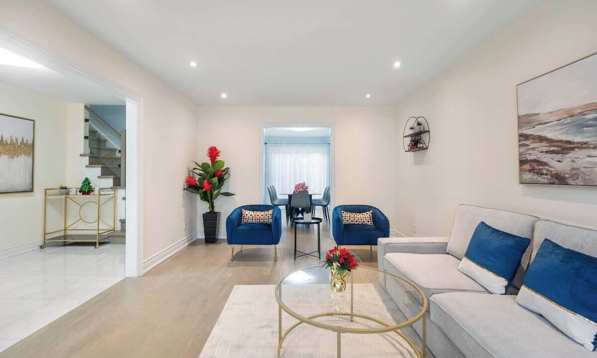 Photo of Livingroom in L'Amoreaux