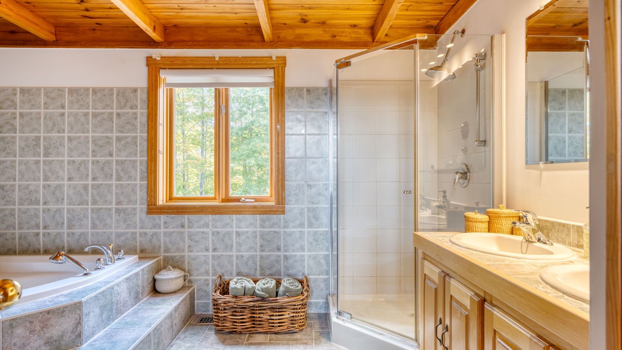 Photo of Bathroom in Lakeview