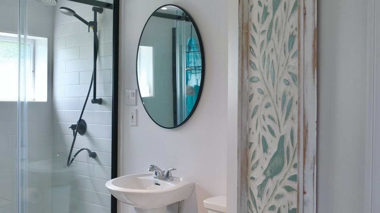 Photo of Bathroom in Lakeview