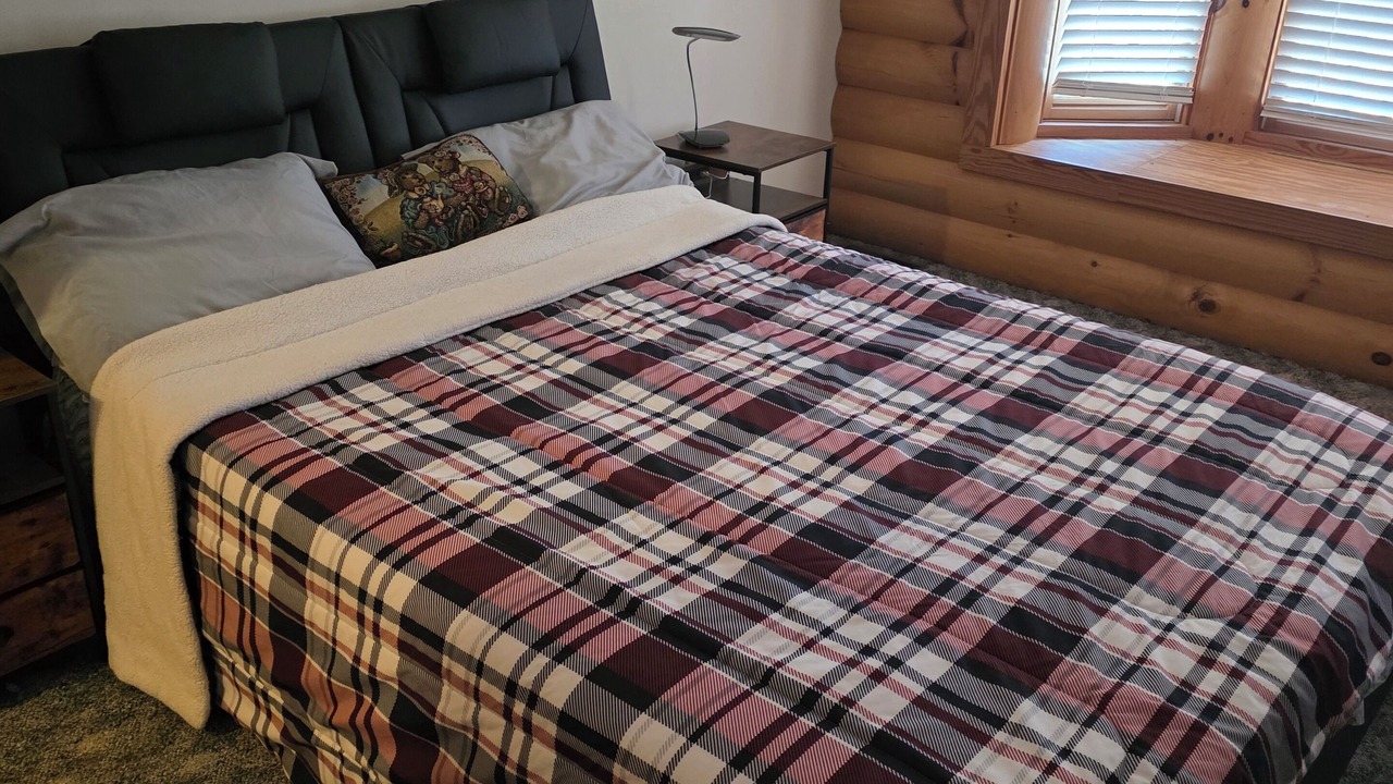 Photo of Bedroom in Modoc Shores