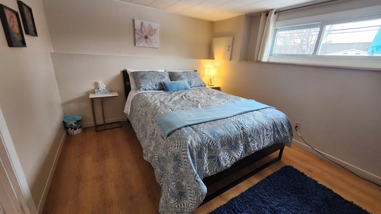 Photo of Bedroom in Dollard-des-Ormeaux