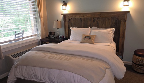 107 Queen Bed, Non Smoking, No Pets