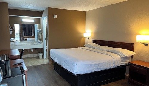 Standard Suite, 1 King Bed, Non Smoking, Kitchenette