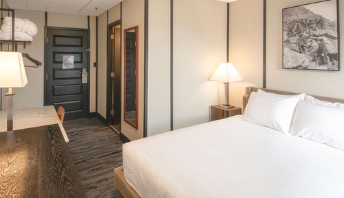 Room, 1 Queen Bed (Coast)