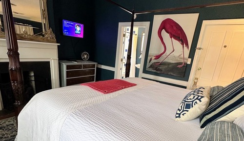 Indigo Room. King, ensuite jetted tub.