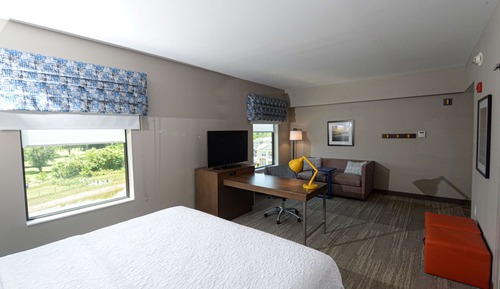 Studio, 1 King Bed, Refrigerator & Microwave (Wet bar)