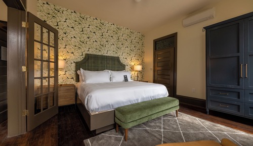 Suite, 1 King Bed with Sofa bed, Mobility Accessible, Non Smoking