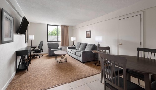 Deluxe Suite, 1 King Bed, Non Smoking, Kitchenette (Jetted Tub)