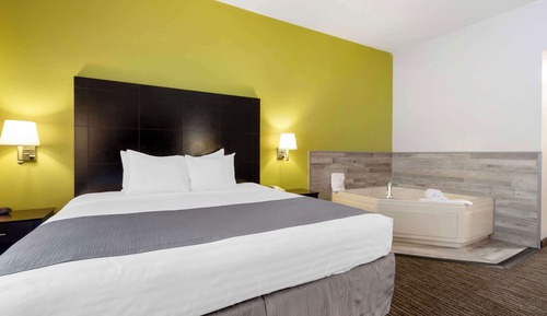 Standard Room, 1 King Bed, Non Smoking, Jetted Tub