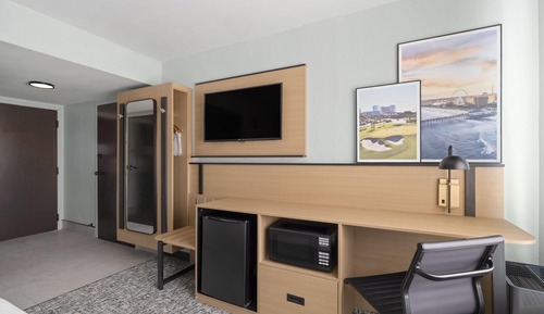 Room, 1 Queen Bed, Hearing Accessible, Non Smoking (Mobility/hearing, Roll-in Shower)