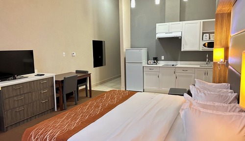 Single Room, 1 King Bed, Kitchenette